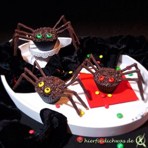 Muffins mit Schokoladenteig als Spinne