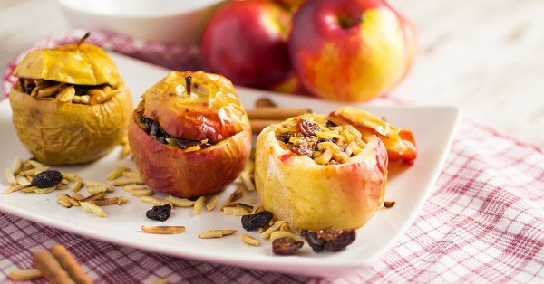 Bratapfel mit Mandeln, Rosinen und Vanillesoße