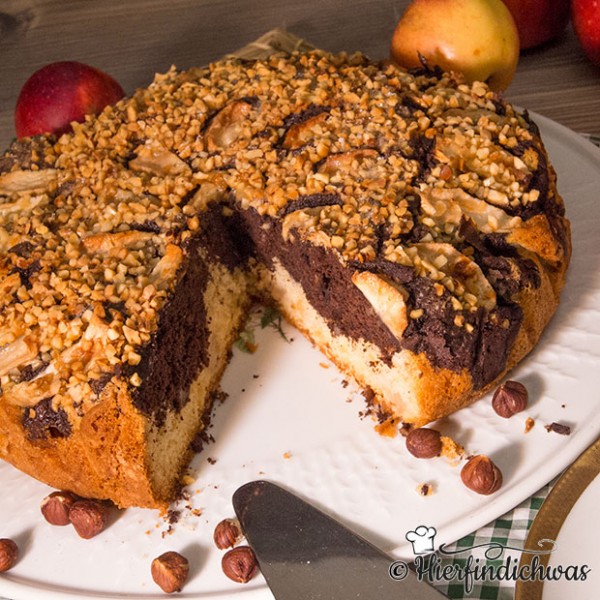 Apfelnusskuchen mit Haselnuessen und einem Marmorteig Apfelnusskuchen mit Haselnuessen und einem Marmorteig