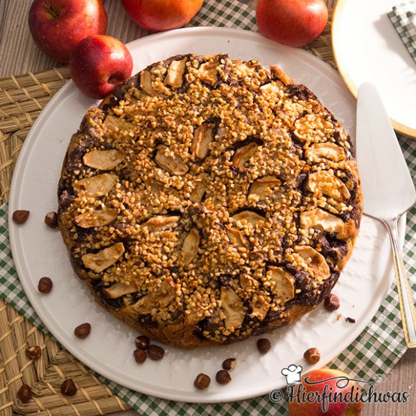 Apfelnusskuchen mit Haselnuessen und einem Marmorteig