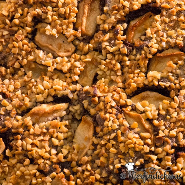 Apfelnusskuchen mit Haselnuessen und einem Marmorteig