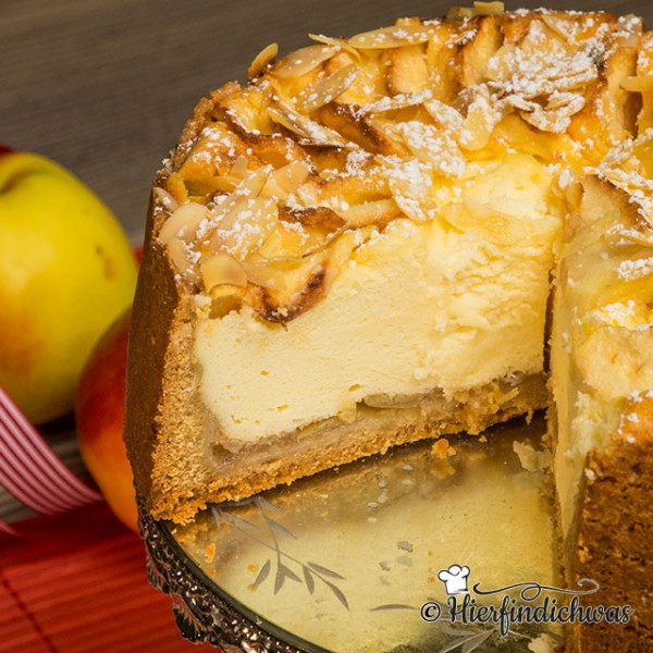 Apfel-Kaesekuchen mit Apfelmus, Apfelspalten und Quark