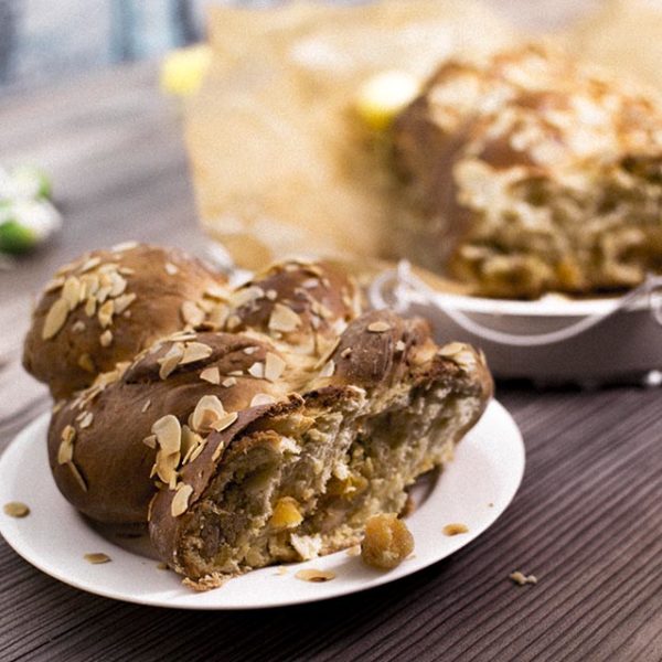Fruchtiger Hefezopf mit Aprikosen, Mandeln, Pistazien und Marzipan