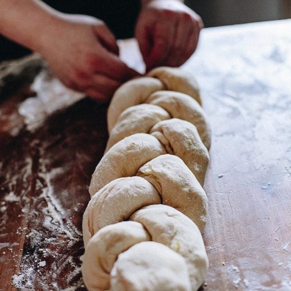 Fruchtiger Hefezopf mit Aprikosen, Mandeln, Pistazien und Marzipan
