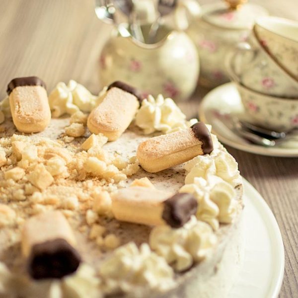 Löffelbiskuit-Torte mit einer leckeren Stracciatella Creme - ohne Backen