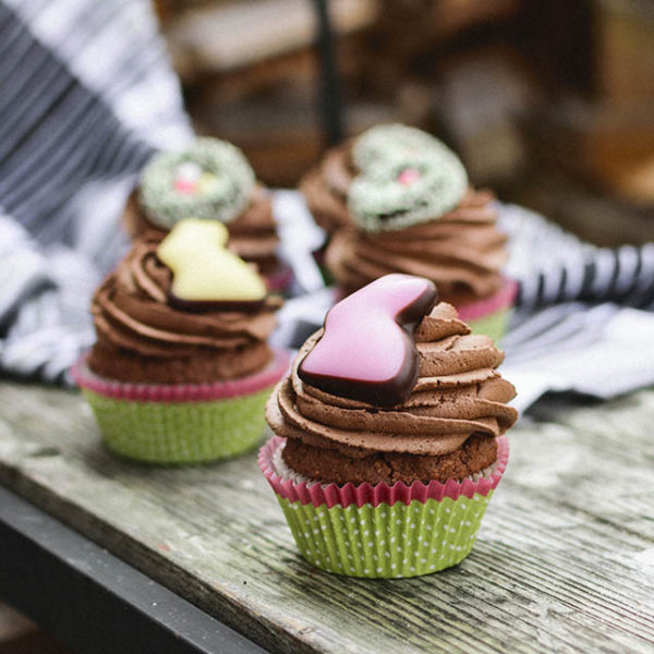 Leckerer saftig nussiger Brownie-Cupcake mit Schoko-Orangen-Topping