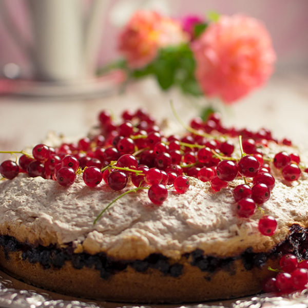 Leckerer Johannisbeerkuchen mit knuspriger Kokos-Baiserhaube