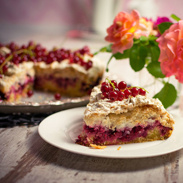 Leckerer Johannisbeerkuchen mit knuspriger Kokos-Baiserhaube