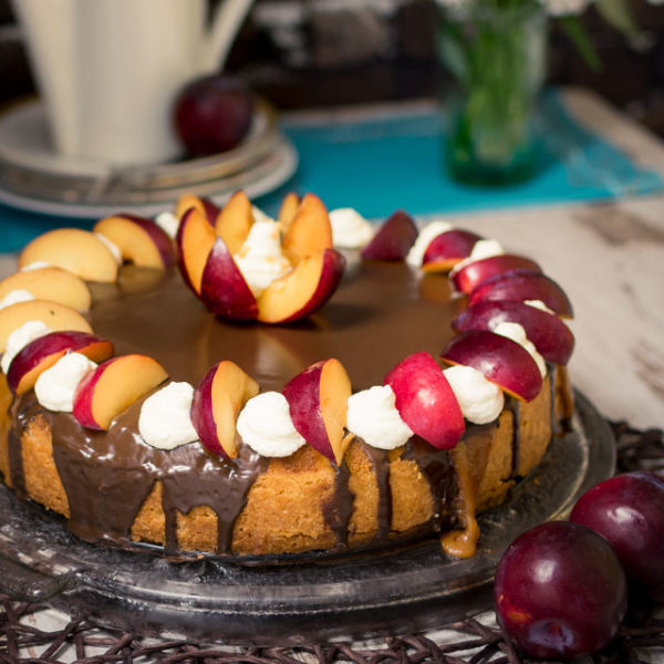 Backpflaumenkuchen mit einer fluffigem Quarkcreme, einem Karamell- und ...