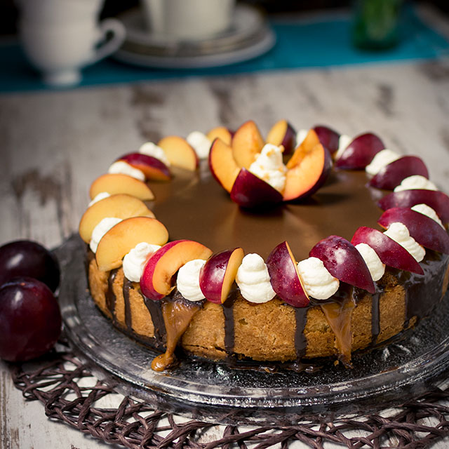 Backpflaumenkuchen mit Quarkcreme, Schokoguss und Karamell