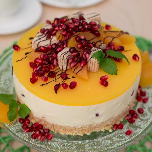 Joghurttorte mit Aprikosen und Granatapfel