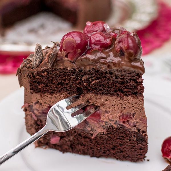 Leckere Schokotorte mit Kirschen und Schokobiskuit - Rezept mit Bild