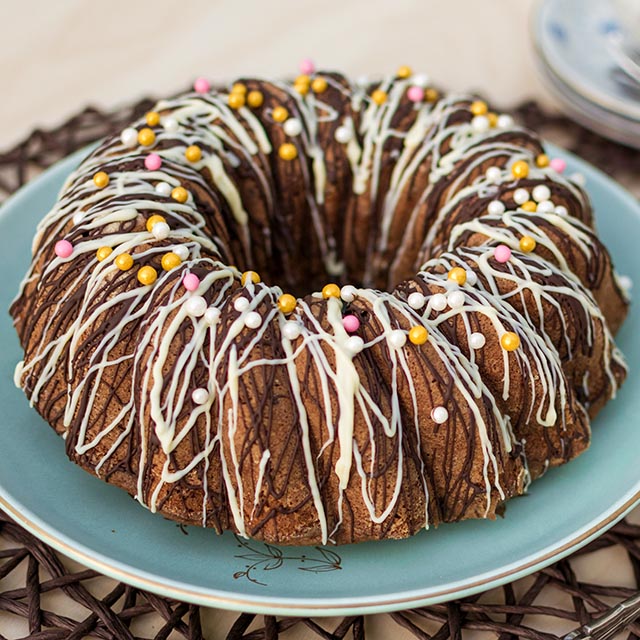 Saftiger Rotweinkuchen mit Schokolade