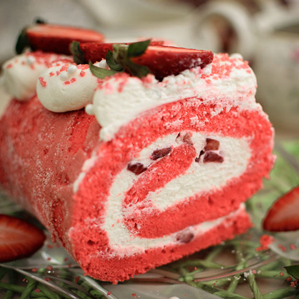 Red Velvet Biskuitrolle mit Erdbeeren und einer Frischkäsecreme