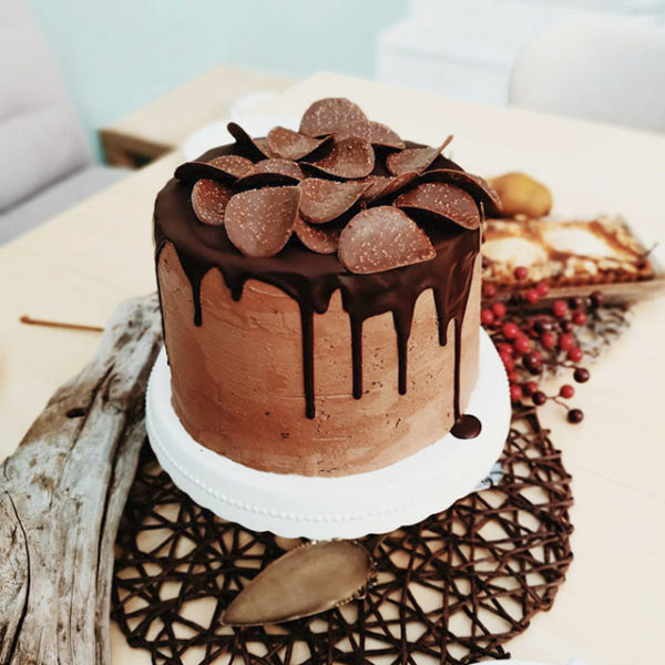 Schokoladenbuttercreme-Torte mit Amarettini-Crunch und Aprikosen