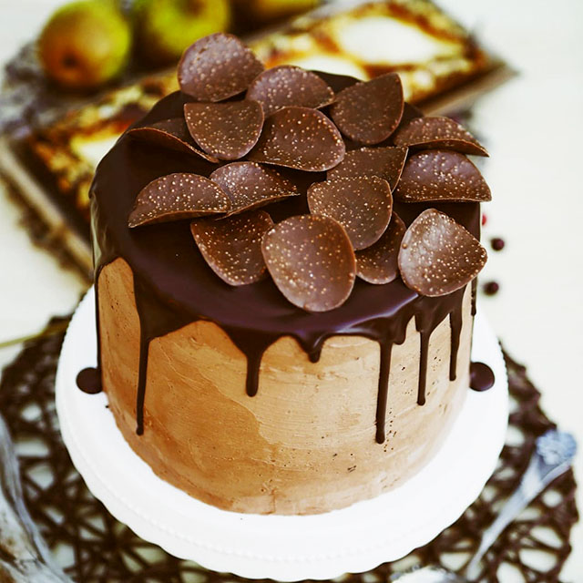 Schokoladenbuttercreme-Torte mit Amarettini-Crunch und Aprikosen