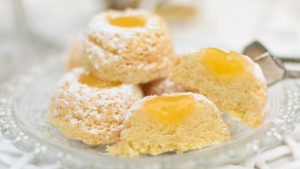 Engelsaugen mit zitronigem Teig und Lemoncurd